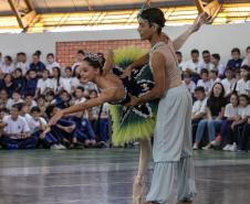 Escola de Dança Teatro Guaíra encanta mais de 850 alunos com espetáculo em colégio estadual