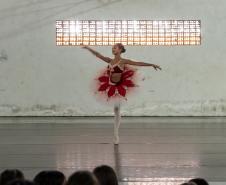 Escola de Dança Teatro Guaíra encanta mais de 850 alunos com espetáculo em colégio estadual