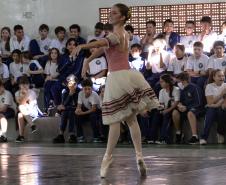 Escola de Dança Teatro Guaíra encanta mais de 850 alunos com espetáculo em colégio estadual
