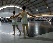 Escola de Dança Teatro Guaíra encanta mais de 850 alunos com espetáculo em colégio estadual