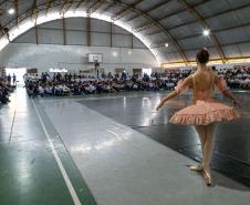 Escola de Dança Teatro Guaíra encanta mais de 850 alunos com espetáculo em colégio estadual