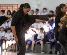 Escola de Dança Teatro Guaíra encanta mais de 850 alunos com espetáculo em colégio estadual