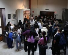 Estudantes de arquitetura participam de visita guiada e conhecem os bastidores do  Teatro Guaíra