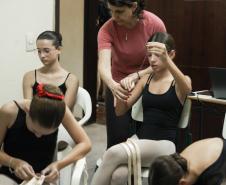 Alunas da EDTG aprendem a costurar as próprias sapatilhas