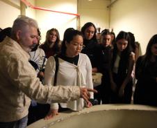 Estudantes de arquitetura participam de visita guiada e conhecem os bastidores do  Teatro Guaíra