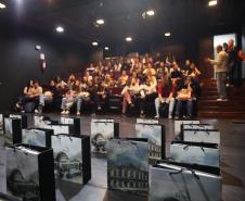 Estudantes de arquitetura da UniFil participam de visita guiada ao Teatro Guaíra 