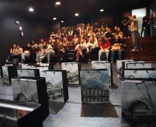 Estudantes de arquitetura participam de visita guiada e conhecem os bastidores do  Teatro Guaíra