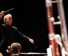 Com regência do holandês Vincent de Kort, Orquestra Sinfônica do Paraná encanta Curitiba