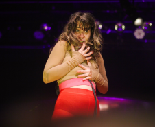 Uyara Torrente lança show-cênico com músicas inéditas no Teatro Guaíra