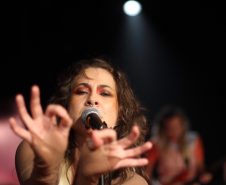Uyara Torrente lança show-cênico com músicas inéditas no Teatro Guaíra