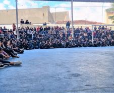 Escola de Dança Teatro Guaíra encanta cerca de 750 alunos em apresentação em colégio estadual de Curitiba