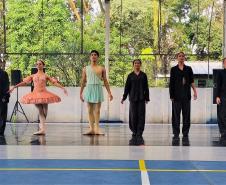 Escola de Dança Teatro Guaíra encanta cerca de 750 alunos em apresentação em colégio estadual de Curitiba