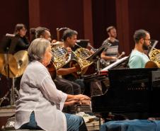 Fundada em 28 de maio de 1985, a Orquestra Sinfônica do Paraná comemora em 2025, quatro décadas de história, talento e emoção