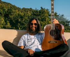 Tocando pela primeira vez no Guairão, Armandinho faz dois shows em Curitiba