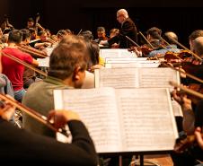Fundada em 28 de maio de 1985, a Orquestra Sinfônica do Paraná comemora em 2025, quatro décadas de história, talento e emoção