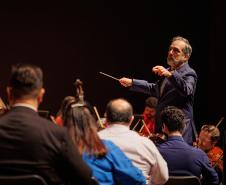 Orquestra Sinfônica do Paraná encanta plateia lotada com repertório dos Beatles no Guairão 