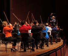 Orquestra Sinfônica do Paraná encanta plateia lotada com repertório dos Beatles no Guairão 