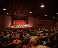 Orquestra Sinfônica do Paraná encanta plateia lotada com repertório dos Beatles no Guairão 