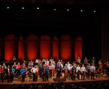 Orquestra Sinfônica do Paraná encanta plateia lotada com repertório dos Beatles no Guairão 