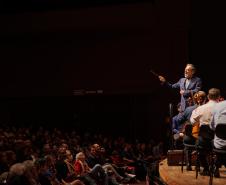 Orquestra Sinfônica do Paraná encanta plateia lotada com repertório dos Beatles no Guairão 