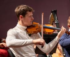 Fundada em 28 de maio de 1985, a Orquestra Sinfônica do Paraná comemora em 2025, quatro décadas de história, talento e emoção