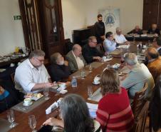 Academia Paranaense de Letras recebe diretores do Centro Cultural Teatro Guaira para apresentação do livro dos 140 anos 