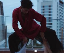 "Fragmentos Murakami" estreia no Teatro José Maria Santos com entrada gratuita