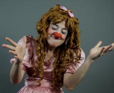PIANINHO marca a estreia solo da palhaça Siriema,da artista Larissa Lima, no palco do Miniguaira