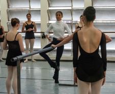 Ex-aluna do Guaíra, primeira bailarina do Philadelphia Ballet retorna para aula especial