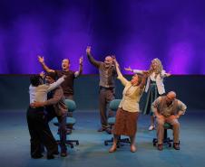 Estreia de espetáculo do G2 Cia. de Dança lota teatro e emociona o público