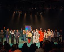 Estreia de espetáculo do G2 Cia. de Dança lota teatro e emociona o público