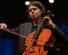 Quase 2 mil pessoas estiveram presentes para a apresentação da Orquestra Sinfônica do Paraná neste domingo, que trouxe obras de Robert Schumann e Béla Bartók.