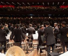 Quase 2 mil pessoas estiveram presentes para a apresentação da Orquestra Sinfônica do Paraná neste domingo, que trouxe obras de Robert Schumann e Béla Bartók.