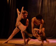Companhia curitibana EF Jazz estreia “Corpo Seco” no palco do Guairinha