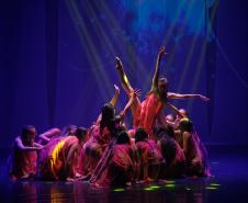 ALGO/RITMO: novo espetáculo da Escola de Dança Teatro Guaíra  lotou todas as sessões. 