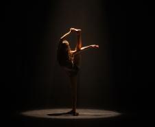 ALGO/RITMO: novo espetáculo da Escola de Dança Teatro Guaíra  lotou todas as sessões. 