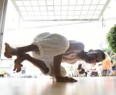 Carlos Cavalcante foi professor Escola de Dança do Teatro Guaíra, Ballet Teatro Guaíra e G2 Cia de Dança. Também atuou como Arte-Educador em Projetos Sociais e foi professor e integrante da equipe de implantação da Escola do Teatro Bolshoi no Brasil. É DJ e produtor musical e atua como performer. Foto: Kraw Penas/SEEC Carlos Cavalcante foi professor Escola de Dança do Teatro Guaíra, Ballet Teatro Guaíra e G2 Cia de Dança. Também atuou como Arte-Educador em Projetos Sociais e foi professor e integrante da eq