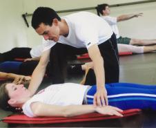 Carlos Cavalcante foi professor Escola de Dança do Teatro Guaíra, Ballet Teatro Guaíra e G2 Cia de Dança. Também atuou como Arte-Educador em Projetos Sociais e foi professor e integrante da equipe de implantação da Escola do Teatro Bolshoi no Brasil. É DJ e produtor musical e atua como performer. Foto: Kraw Penas/SEEC Carlos Cavalcante foi professor Escola de Dança do Teatro Guaíra, Ballet Teatro Guaíra e G2 Cia de Dança. Também atuou como Arte-Educador em Projetos Sociais e foi professor e integrante da eq