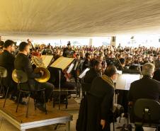  A Orquestra Sinfônica do Paraná retorna no vão-livre do Museu Oscar Niemeyer (MON) concerto gratuito da série "OSP no Museu Oscar Niemeyer – Mostly Mozart".
