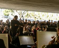  A Orquestra Sinfônica do Paraná retorna no vão-livre do Museu Oscar Niemeyer (MON) concerto gratuito da série "OSP no Museu Oscar Niemeyer – Mostly Mozart".