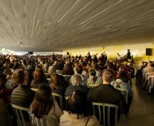  A Orquestra Sinfônica do Paraná retorna no vão-livre do Museu Oscar Niemeyer (MON) concerto gratuito da série "OSP no Museu Oscar Niemeyer – Mostly Mozart".