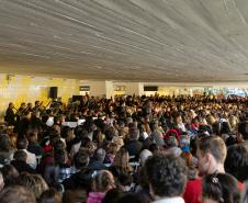  A Orquestra Sinfônica do Paraná retorna no vão-livre do Museu Oscar Niemeyer (MON) concerto gratuito da série "OSP no Museu Oscar Niemeyer – Mostly Mozart".
