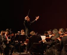 Orquestra Sinfônica do Paraná lota o Guairão em concerto matutino com a participação de pianista português