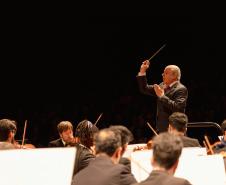 Orquestra Sinfônica do Paraná lota o Guairão em concerto matutino com a participação de pianista português