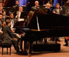 Orquestra Sinfônica do Paraná lota o Guairão em concerto matutino com a participação de pianista português