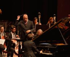 Orquestra Sinfônica do Paraná lota o Guairão em concerto matutino com a participação de pianista português