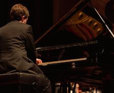 Orquestra Sinfônica do Paraná lota o Guairão em concerto matutino com a participação de pianista português