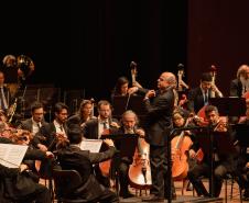 Orquestra Sinfônica do Paraná lota o Guairão em concerto matutino com a participação de pianista português