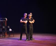 "Embrulha Pra Viagem" leva o humor irreverente do digital ao palco do Guairinha