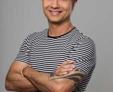 Humorista Marco Luque retorna a Curitiba com personagens icônicos em novo espetáculo: “É disso que eu tô falando”